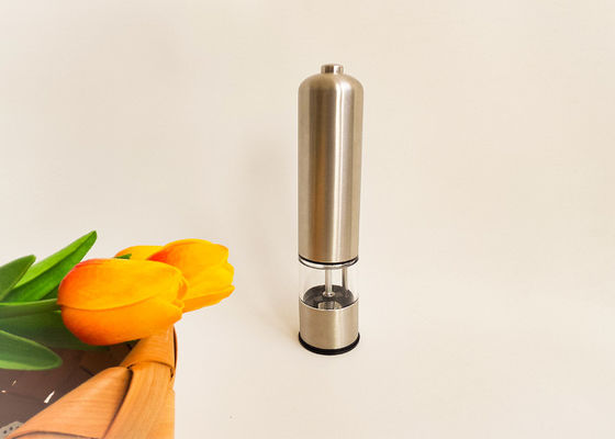 Grinders électriques de poivre en acier inoxydable de différentes tailles avec poivre noir