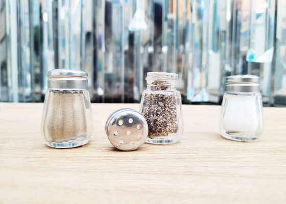 satın al Turşu şeklinde metal kapağı olan basit kare cam shaker. Tuz, biber, baharat için. online manufacture