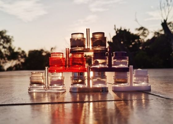 購入 塩と黒い胡桃の使い捨てプラスチック製の調味料のシャッカー online manufacture