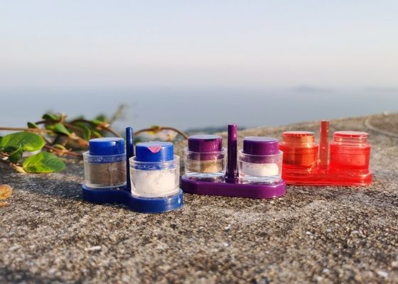 購入 塩と黒胡桃の調味料のための航空用使い捨てプラスチックシェイカーは,適用時間において効率的で,味を良くし,移動に便利です. online manufacture